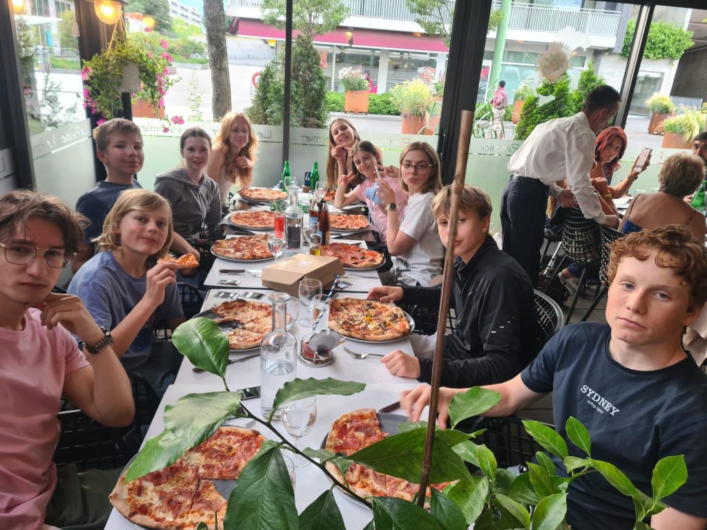 Pizza na pożegnanie szkoły podstawowej
